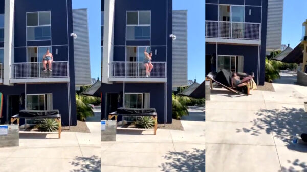 Vrouwelijke sloopkogel doet een bommetje bovenop een tafel