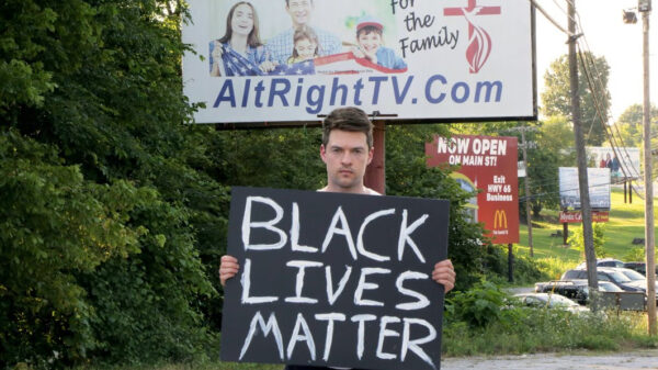 Als je met een BLM-bord bij het hoofdkwartier van de KKK gaat staan heb je geen leuke dag