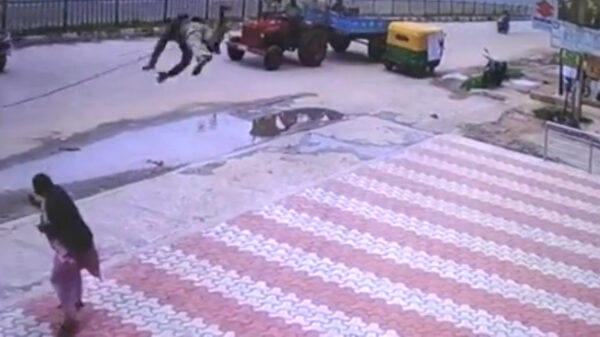 Nietsvermoedende wandelaar krijgt ineens gelanceerde kerel in haar nek