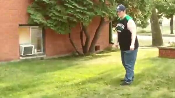 Voetballer laat bal verdwijnen