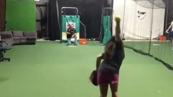 Softbalster demonstreert haar superspeciale effectworp