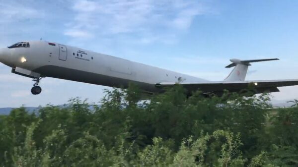 Passagiersvliegtuig weet op het allerlaatste moment op te stijgen bij luchthaven in Servië