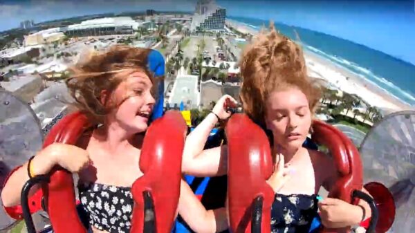 Jongedame geniet niet echt van de slingshot omdat ze steeds nokkie gaat