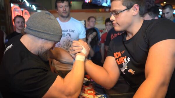 De 19-jarige Aleksandr Beziazykov verslaat Jan en alleman met armpje drukken