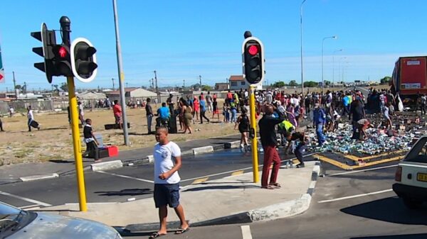 Wat er gebeurt als een vrachtwagen vol bier pech krijgt in Zuid-Afrika