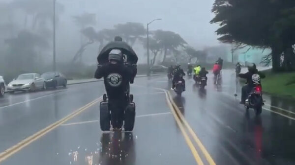 Motorrijder bewijst dat je met een Harley in de regen prima kunt stunten
