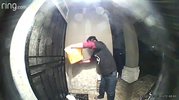 Deurbelcamera legt vast hoe de buurman een huis in de fik wilde zetten