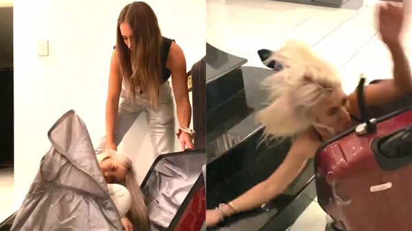 Stuntvrouwen vervelen zich en glijden in hun reiskoffer van de trap