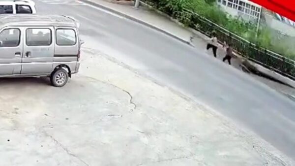 Twee Chinese dames worden tijdens het wandelen opgeslokt door een sinkhole