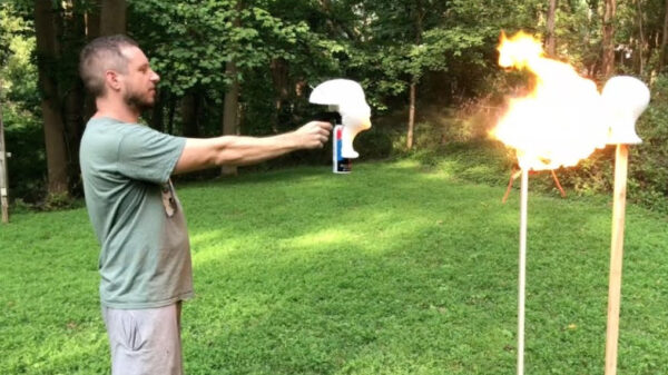 Met vuur kun je prima testen of mondkapjes werken of niet