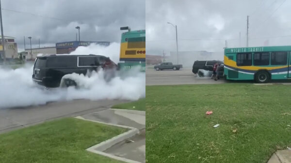 Man krijgt aanval tijdens rijden, omstanders redden hem uit auto