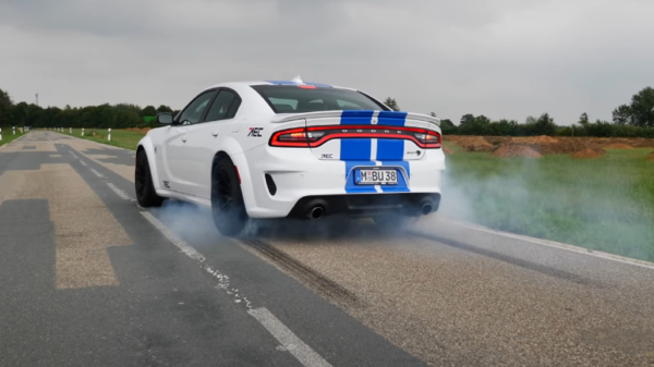 Een Dodge Charger Hellcat maakt een verdomd lekker geluidje tijdens het optrekken