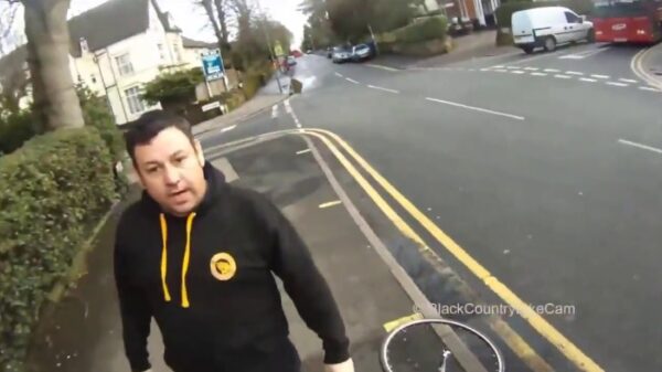 Fietser met blije toeter wordt van zijn tweewieler getrokken door pissige automobilist