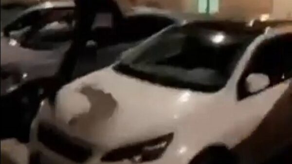 Klootzakje krijgt verdiende loon als hij over auto's loopt