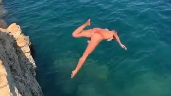 Schone springster doet een ongeplande bellyflop