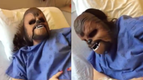 Vrouw verliest weddenschap en moet Chewbaccamasker op tijdens bevalling
