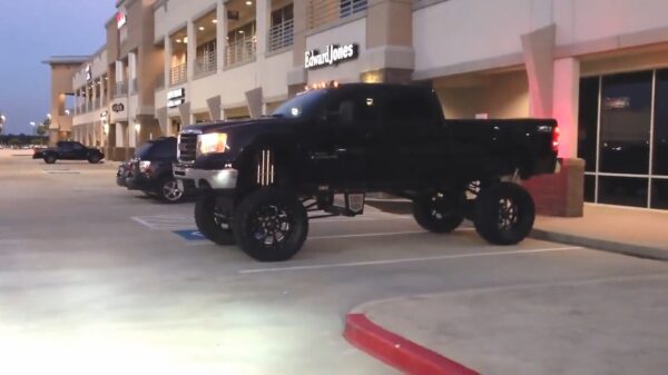 Filmer is enigszins onder de indruk van pickup-truck op steroïden
