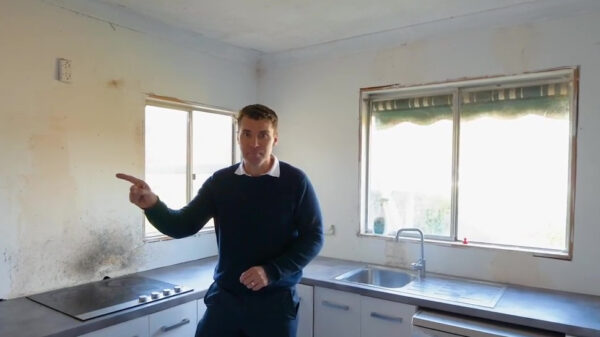 Deze makelaar weet zelfs het grootste krot enthousiast aan de man te brengen