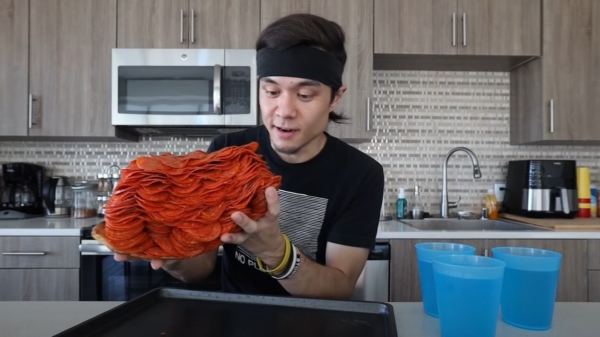 Wedstrijdeter Matt Stonie gaat voor een pizza met extra extra pepperoni