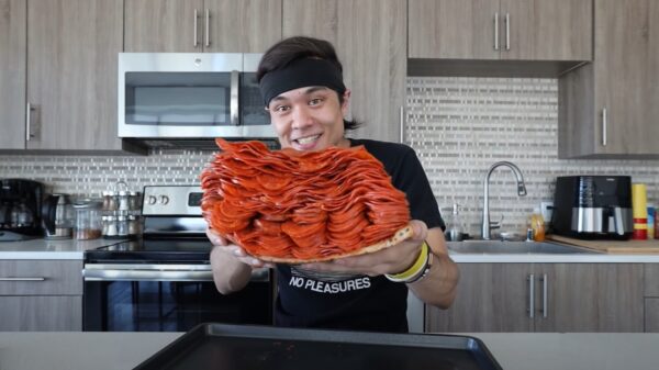 Wedstrijdeter Matt Stonie gaat voor een pizza met extra extra pepperoni