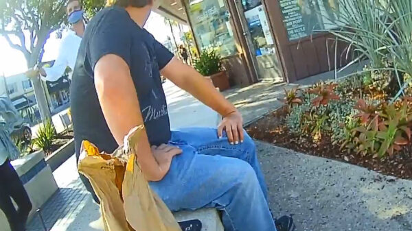 Stelletje gooit koffie over mondkapjesloze man en kruipt in slachtofferrol