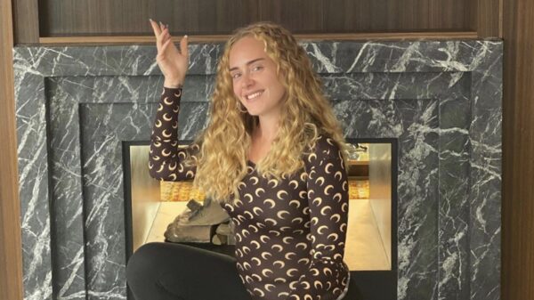 Bizarre transformatie van Adele zet vrolijk door