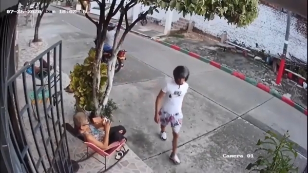 Wait for it: Colombiaans scootertuig probeert kwetsbare oma te overvallen