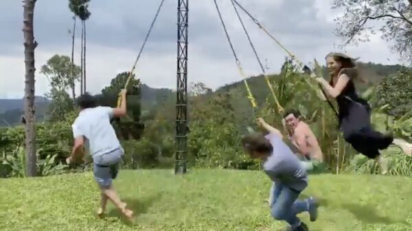 Bij gebrek aan kermissen bouw je er gewoon één in je achtertuin