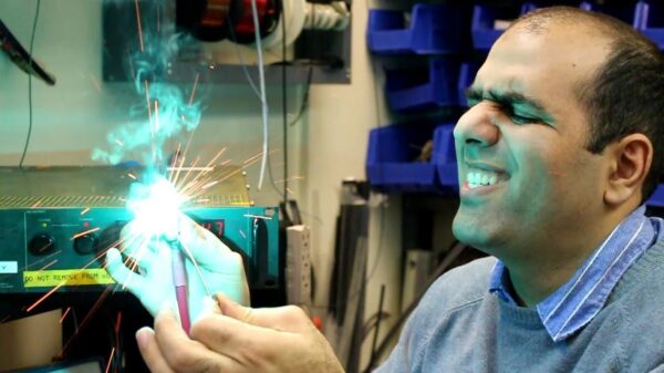 Elektricien en unibrow ElectroBOOM komt met een lesje voltages en ampères