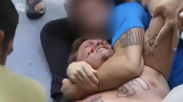 Doorgedraaide Trump-aanhanger valt onschuldige vrouw aan in restaurant in Florida