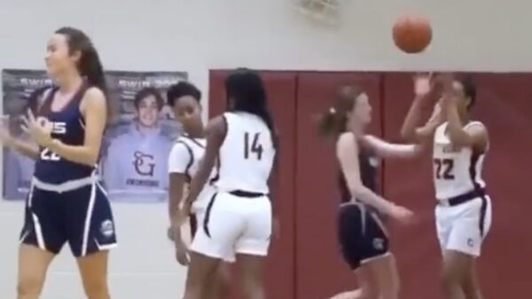 Vrouwenbasketbal wordt een stuk vermakelijker met deze verslaggever