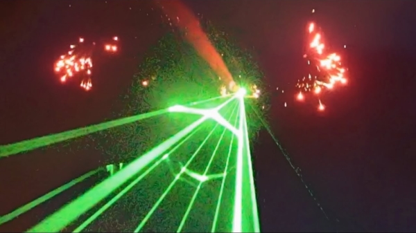 Vuurwerk en laser-schietende vliegtuigen op de Avalon Airshow in Australië