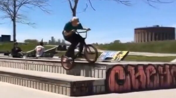 BMX'er is er klaar mee als zijn materiaal het weer eens laat afweten