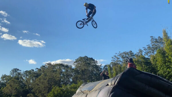 BMX'er Ryan Williams maakt als eerst een 360 ​​Double Backflip Tailwhip