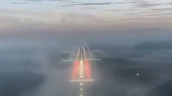 POV-beelden laten zien hoe piloten een vliegtuig in dikke mist weten te landen