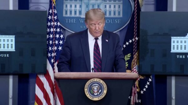 Trump zegt het gewoon: "They seem to think it was a bomb of some kind"