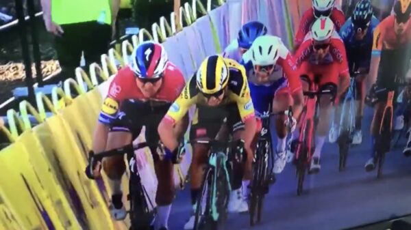 Fabio Jakobsen (23) in kunstmatige coma na horrorcrash in Ronde van Polen