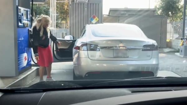 Niet zo snugger blondje is hard op zoek naar de benzinedop van haar Tesla