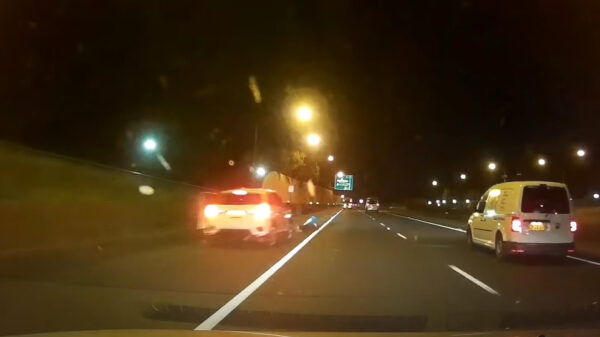 Automobilist weet vallende voetganger op letterlijk een haar na te ontwijken