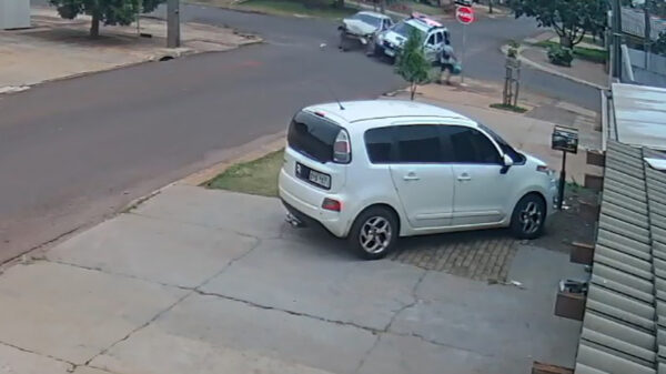 Voetganger wordt nét niet geplet als een politiewagen ondersteboven wordt geramd