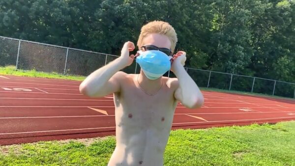 Gespierde spijker bewijst met 'wetenschappelijk' experiment dat mondkapjes niet verstikkend werken