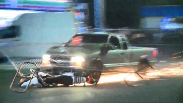 BLM-demonstrant in Portland probeert pick-up te blokkeren met zijn motor