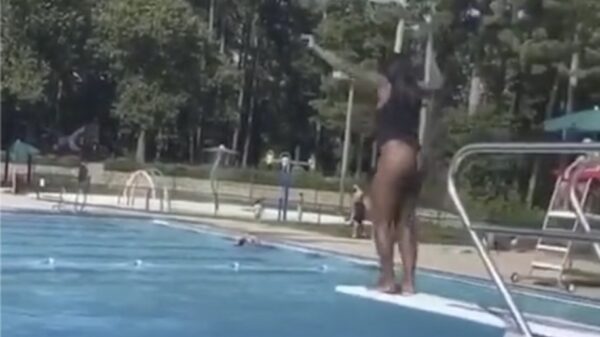 Dame verliest niet alleen haar waardigheid op de duikplank