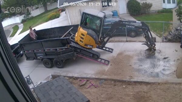 Vernuftige manier om graafmachine in te laden blijkt toch niet zo vernuftig