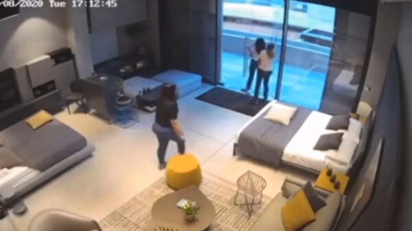 CCTV legt vast hoe 3 vrouwen worden getroffen door de explosie in Beiroet