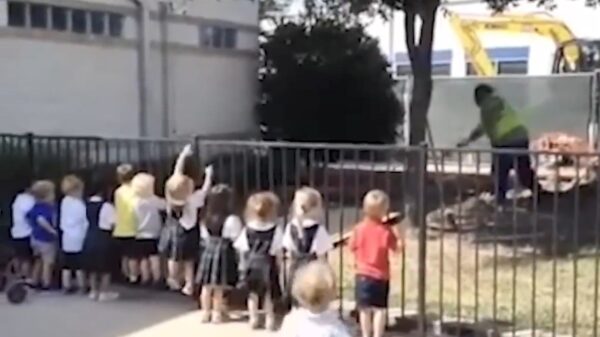 Kinderen voorzien bouwvakker van de nodige motivatie tijdens het werken