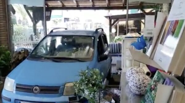 Spaanse vrouw rijdt winkel binnen na ruzie om dragen mondkapje