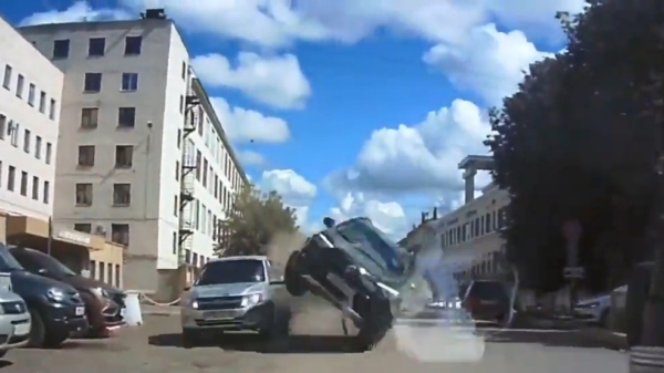 Onoplettende Russische automobilist gebruikt zijn voorligger als schans