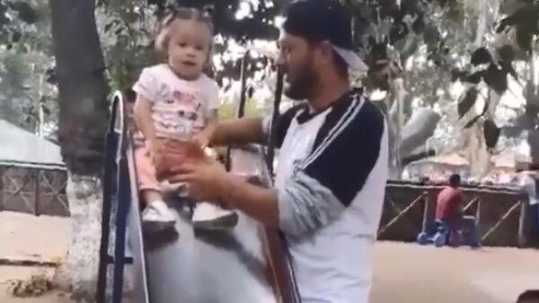 Met papa van de glijbaan