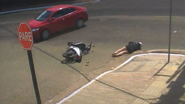 Braziliaanse scooterrijder verdwijnt in een put nadat ze wordt aangereden